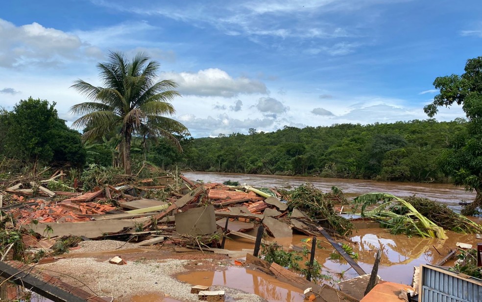 Casa que ficou destruída durante alagamento em Lagolândia, em Pirenópolis, Goiás — Foto: Reprodução/TV Anhanguera